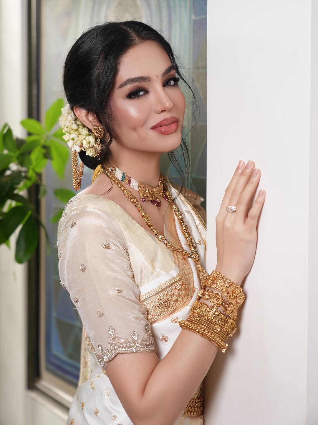 It is VITAL to live a RICH life. ✨🤍👑🥰👸🏻

Rich in HEALTH. ☘️
Rich in ABUNDANCE. 💐
Rich in LOVE. ❤️
Rich in WEALTH. 🪎
.
Makeup Artist: 