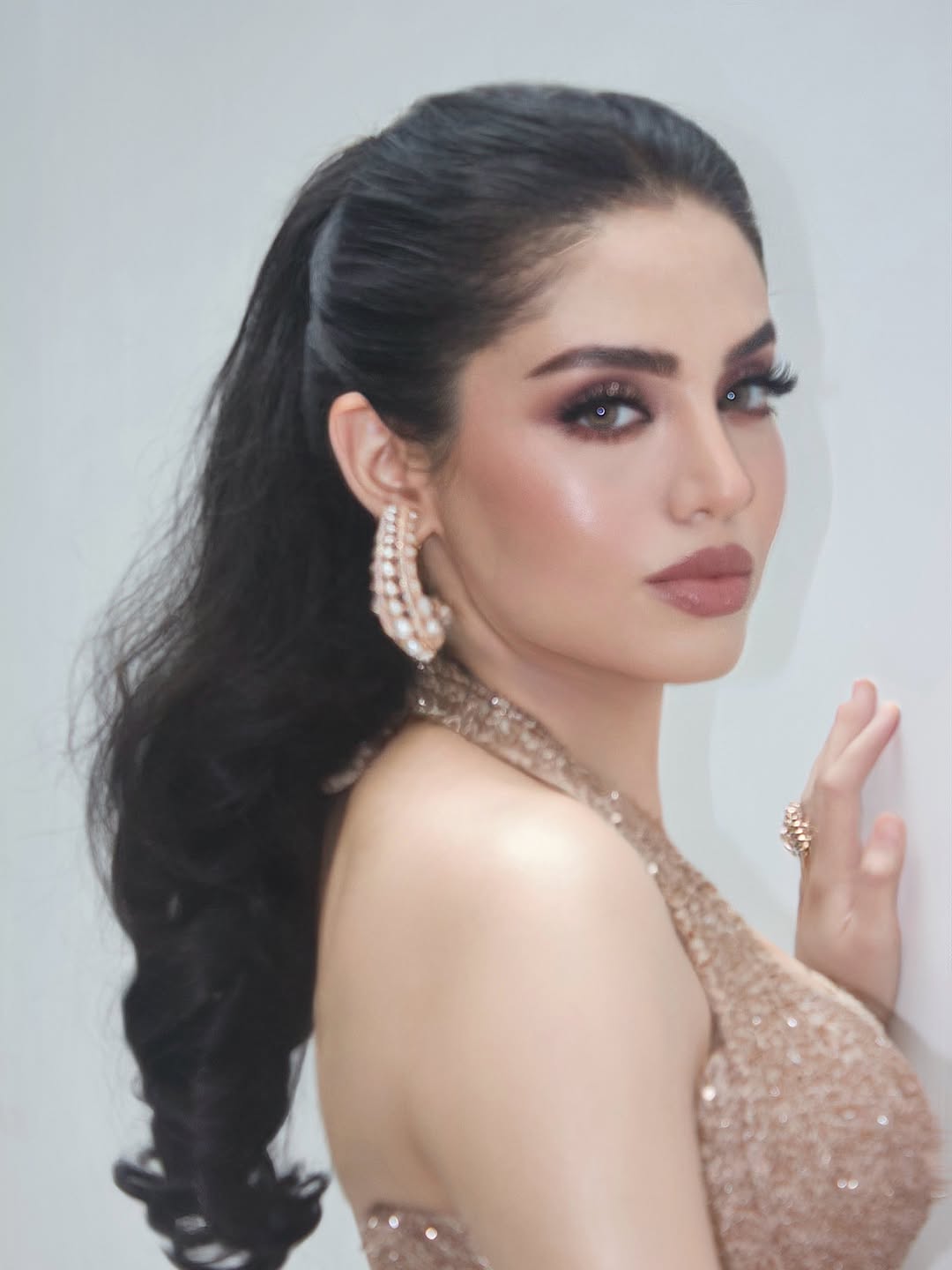 I LOVED this modelling look! 😍✨👸🏻
Arabic-inspired makeup + an Indian outfit = such a gorgeous combo! 🇮🇳✨❤️🇦🇪

OMG… just see the final