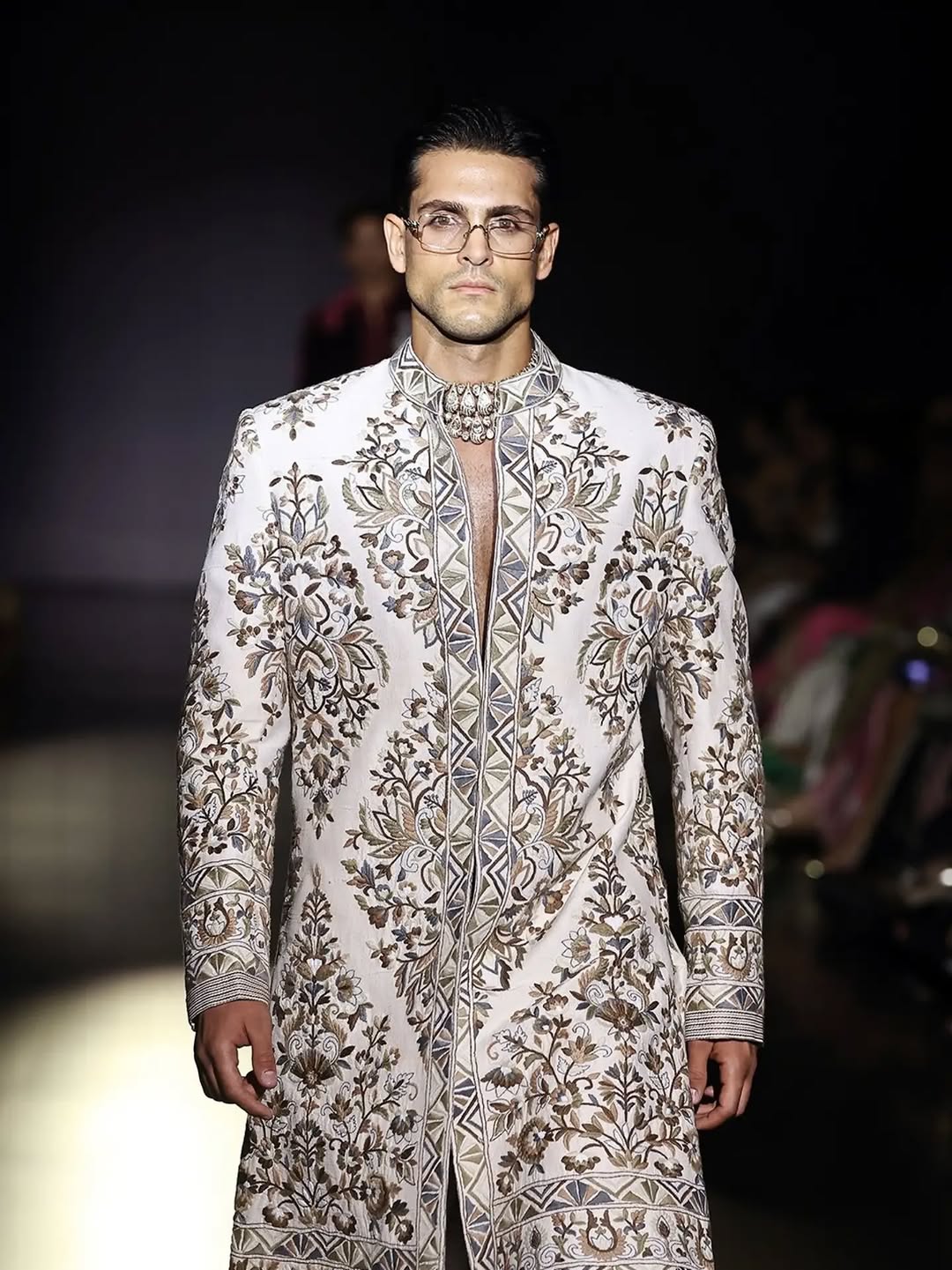 Three weeks in India, and what a way to do it, walking for:@manishmalhotra05 . @manishmalhotraworld

#fashonmodel
#manishmalholtra
 #ManishM