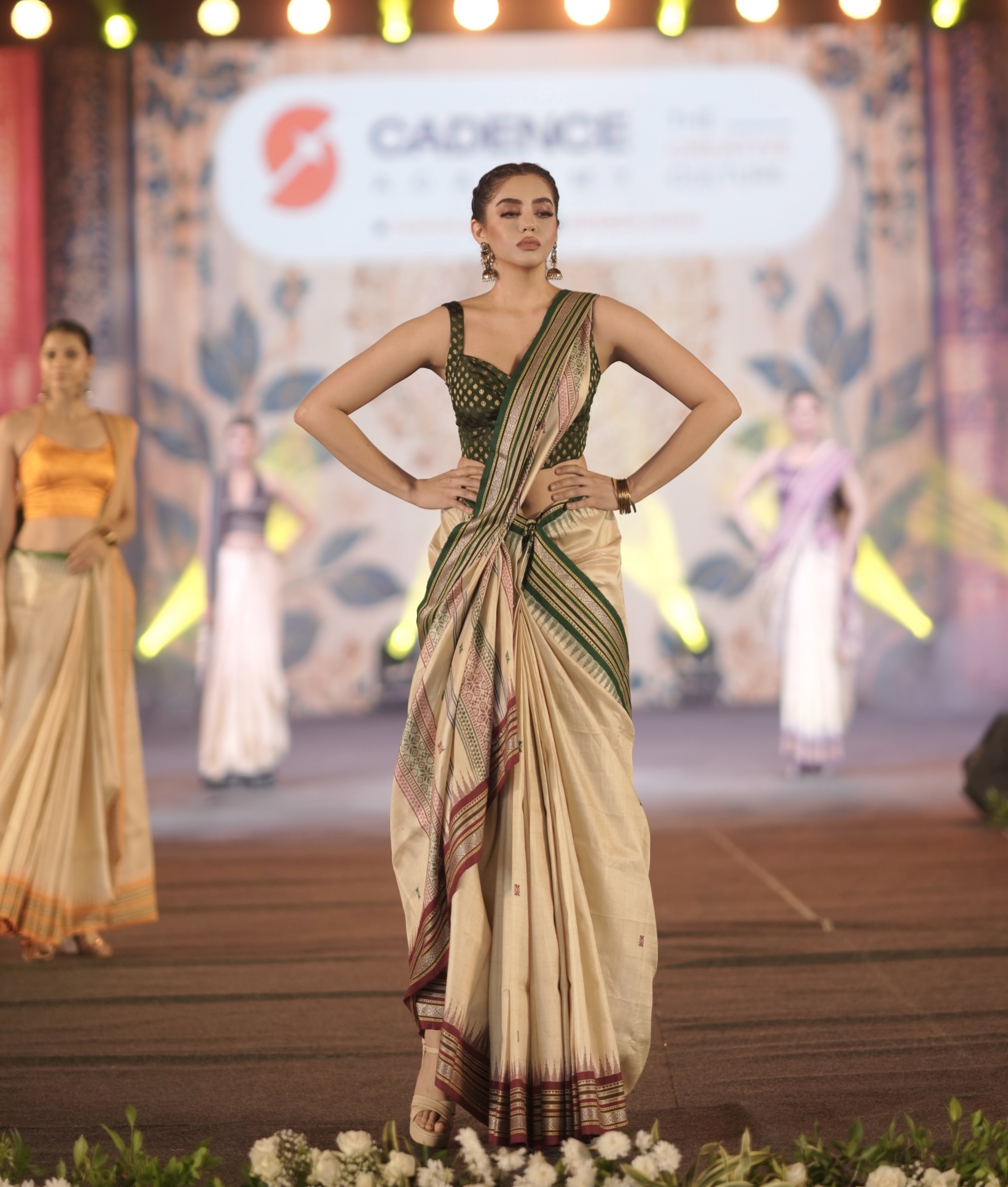 An Iranian girl, walking the runway in India! 🦁🇮🇷❤️🇮🇳☀️
.
My second fashion show in Nagpur, and my heart is even fuller than the first