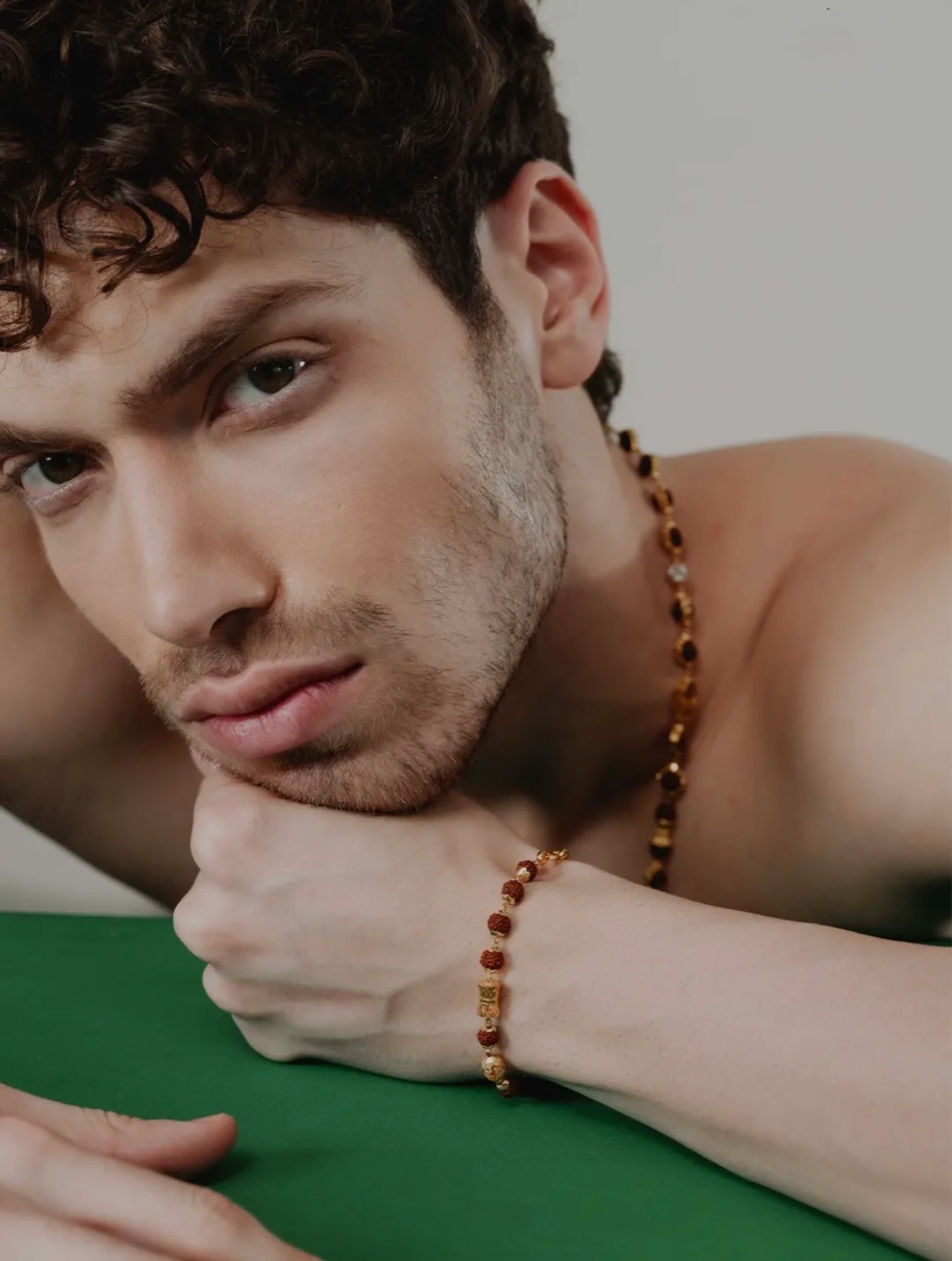 What am I drawn to?

Something bold, modern and simply me.

Jewellery that makes a statement without setting limits.

Jewelry & campaign: @a